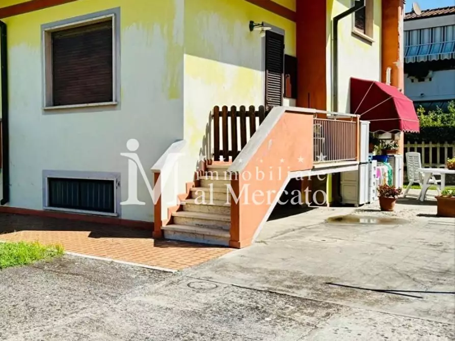 Immagine 1 di Porzione di casa in vendita  a Viareggio