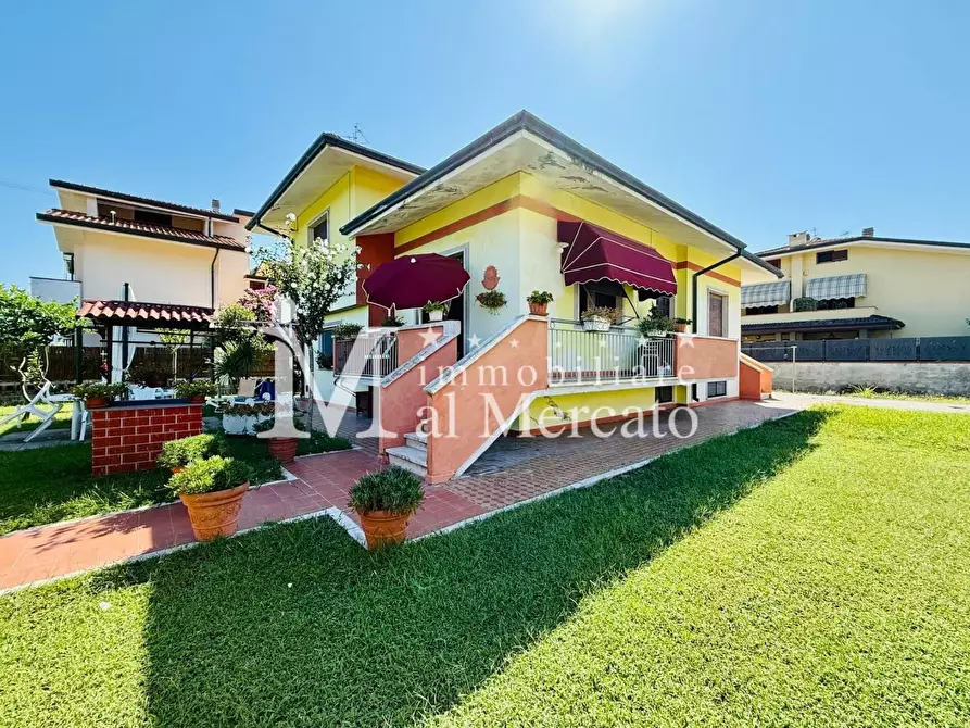 Immagine 9 di Porzione di casa in vendita  a Viareggio