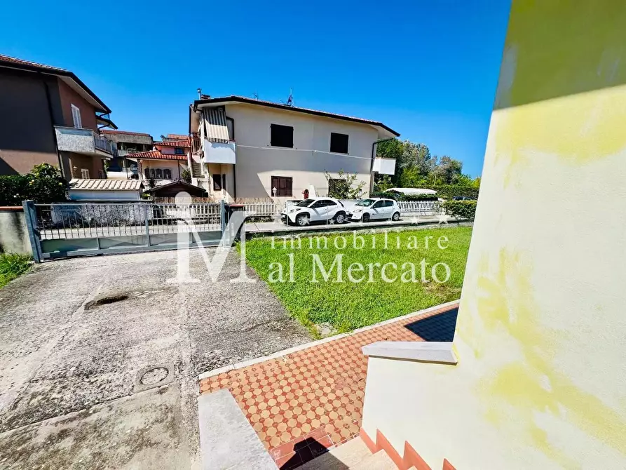 Immagine 41 di Porzione di casa in vendita  a Viareggio