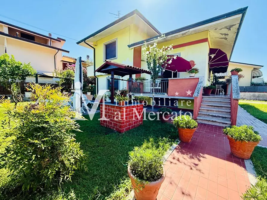 Immagine 10 di Porzione di casa in vendita  a Viareggio