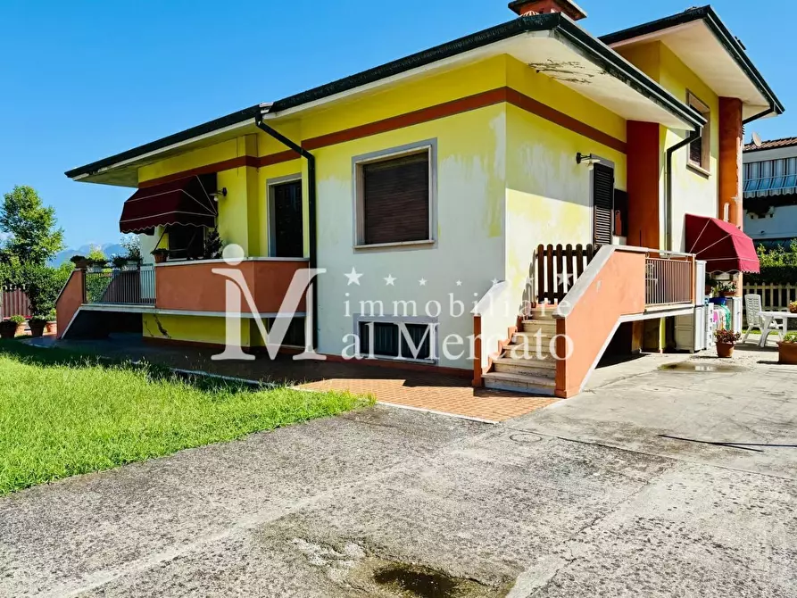 Immagine 1 di Porzione di casa in vendita  a Viareggio