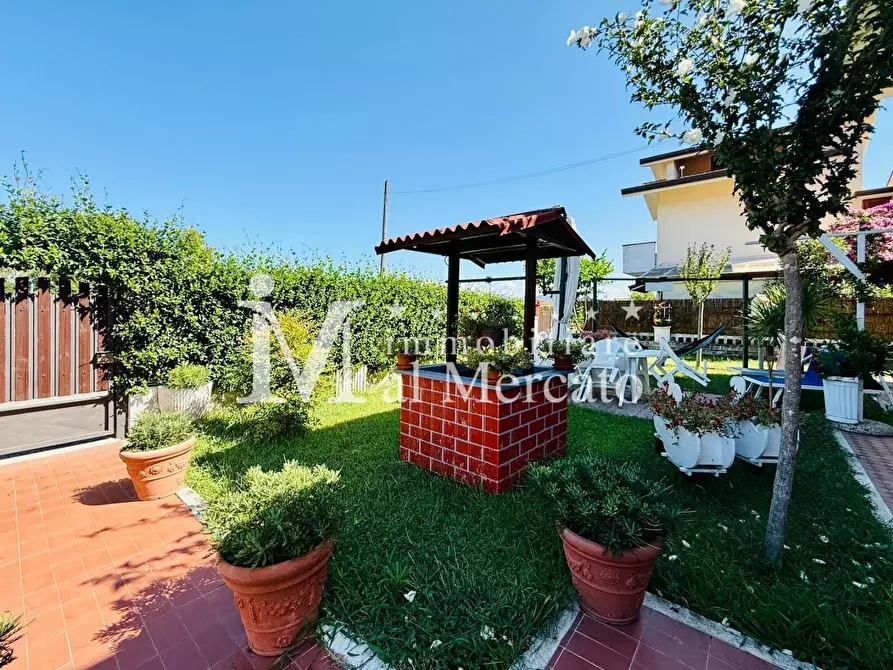 Immagine 13 di Porzione di casa in vendita  a Viareggio