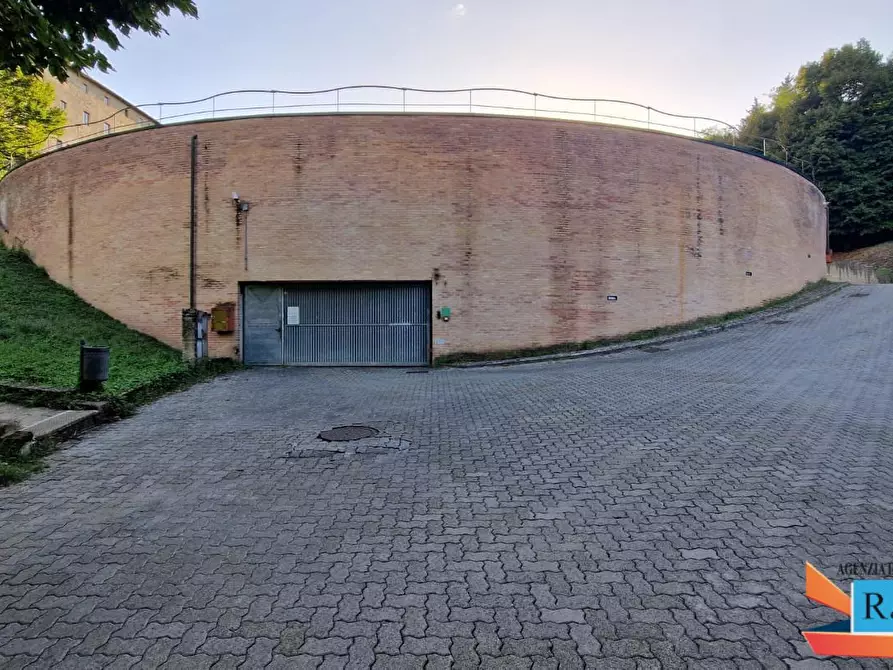 Immagine 1 di Garage in vendita  a Colle Di Val D'elsa