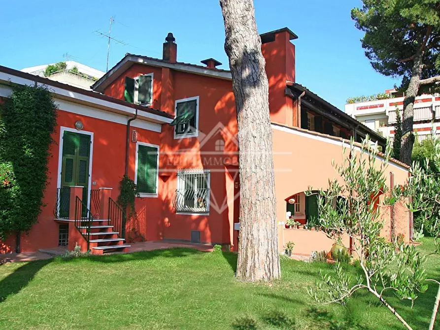 Immagine 2 di Villa in affitto  a Carrara