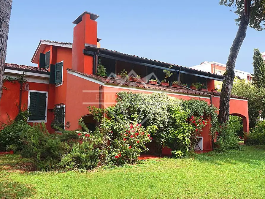 Immagine 1 di Villa in affitto  a Carrara