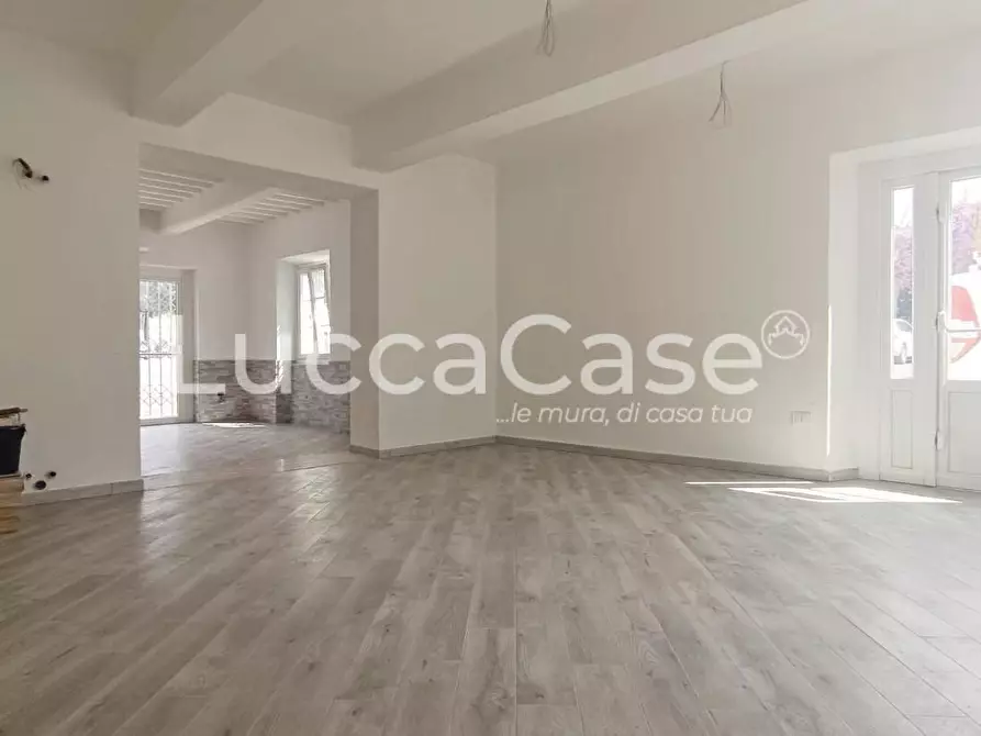 Immagine 2 di Locale commerciale in affitto  a Massarosa