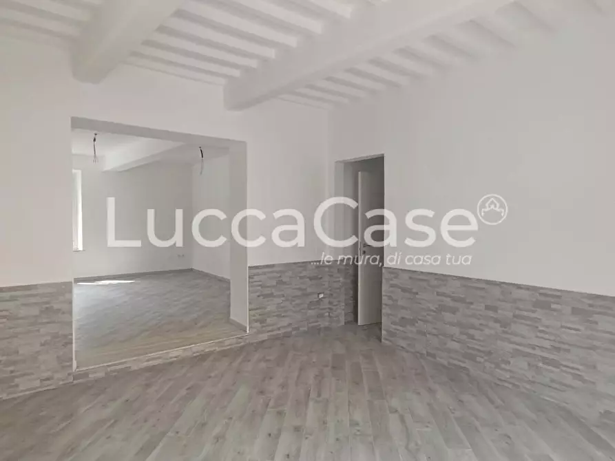 Immagine 3 di Locale commerciale in affitto  a Massarosa