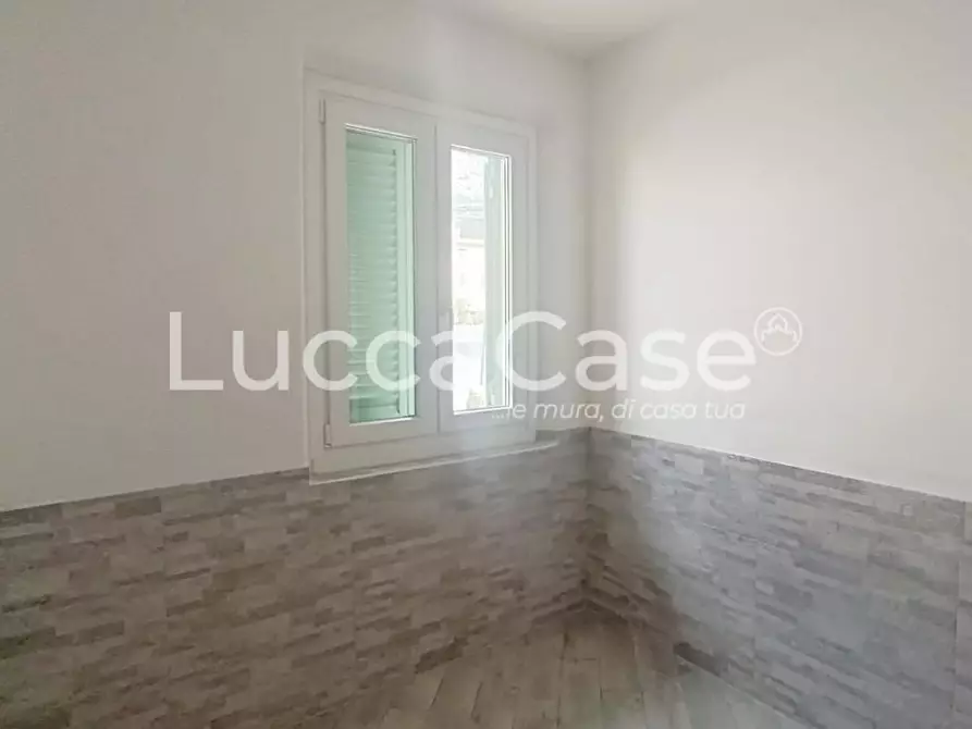 Immagine 11 di Locale commerciale in affitto  a Massarosa