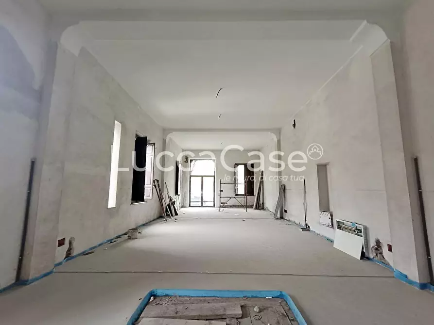 Immagine 3 di Locale commerciale in affitto  a Lucca