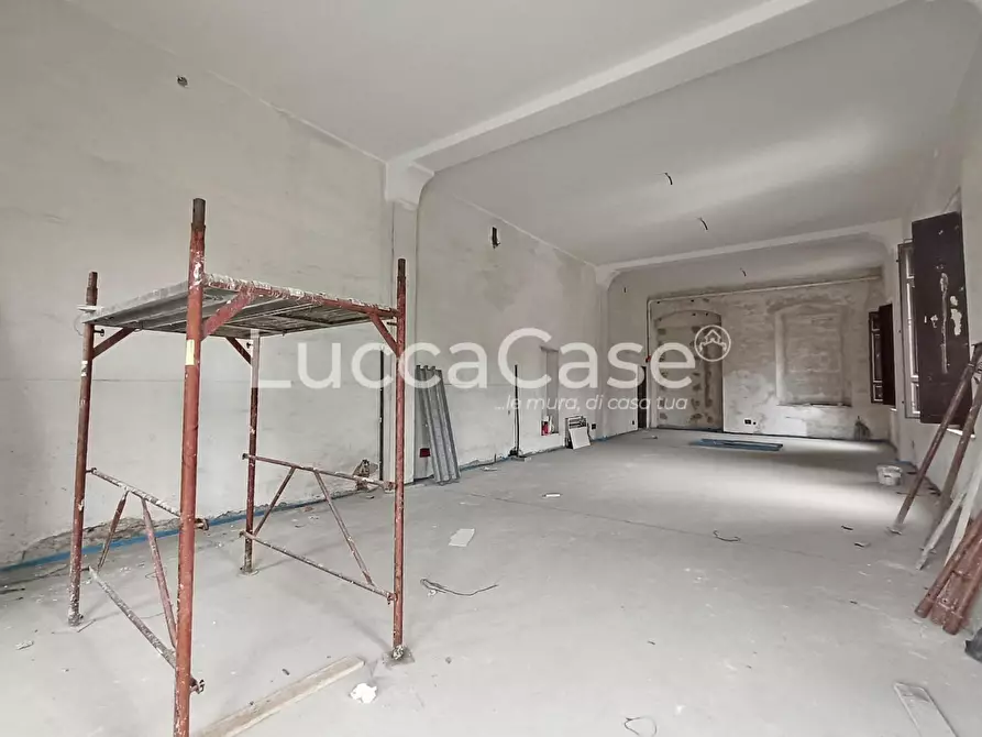 Immagine 4 di Locale commerciale in affitto  a Lucca