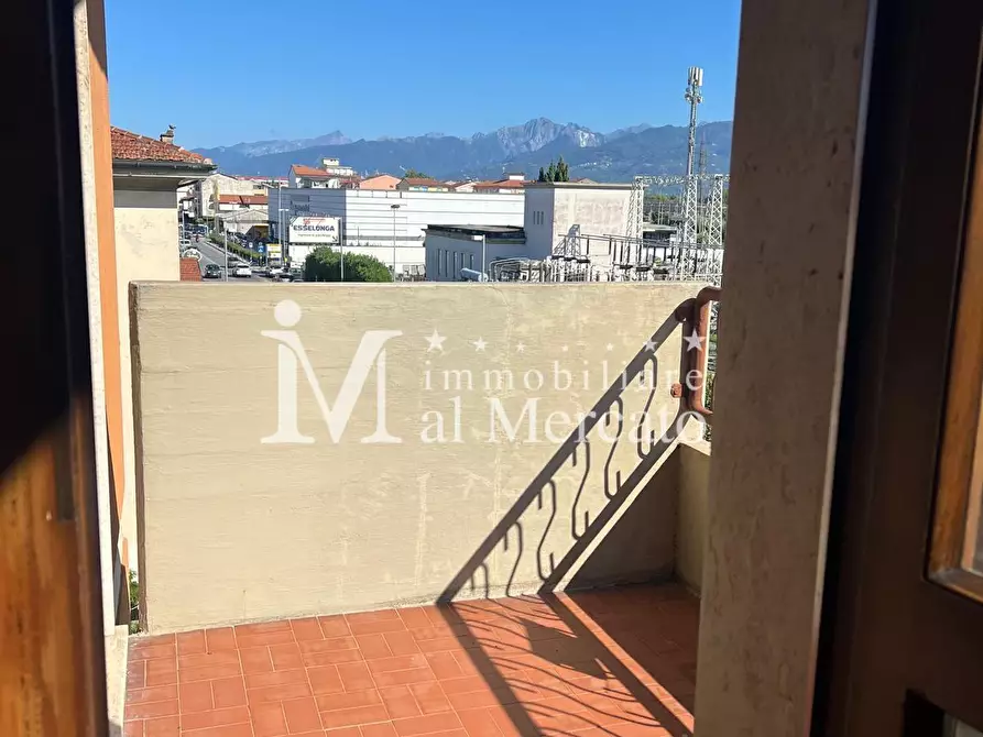 Immagine 12 di Appartamento in vendita  a Viareggio