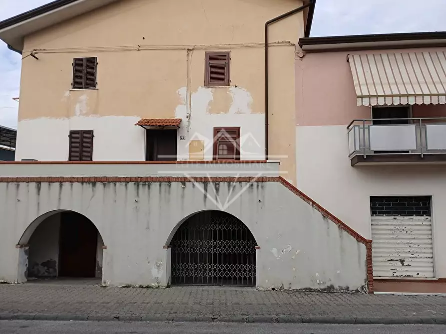 Immagine 17 di Appartamento in vendita  a Carrara