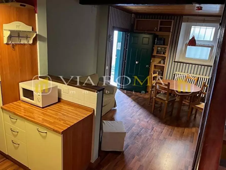 Immagine 12 di Appartamento in vendita  a Lucca