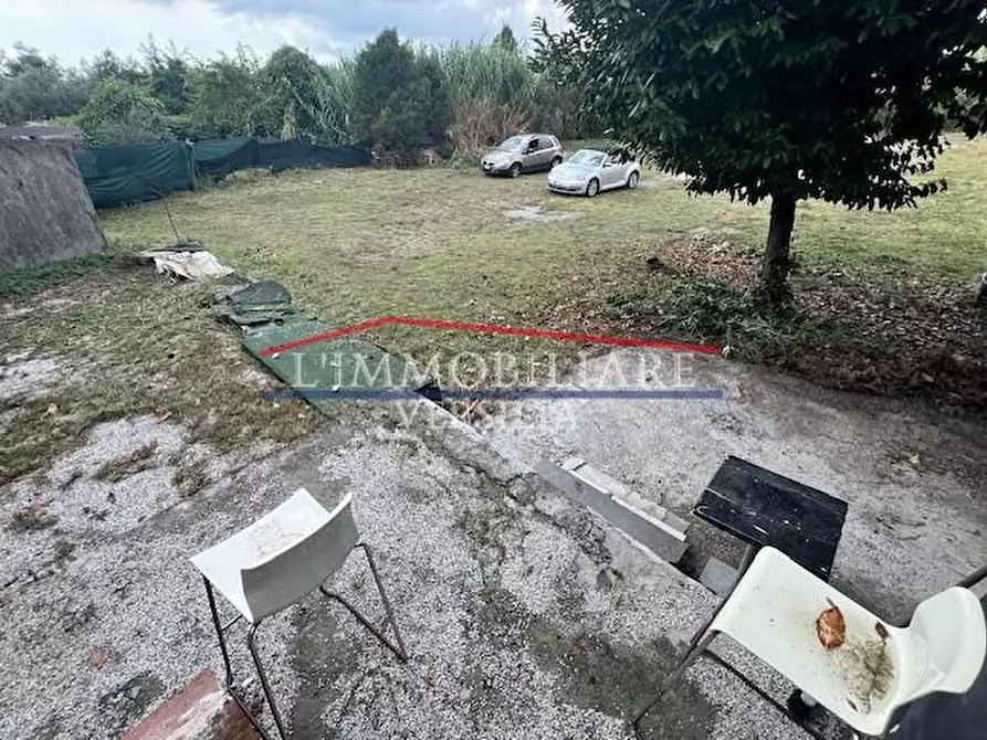 Immagine 2 di Laboratorio in vendita  a Massa