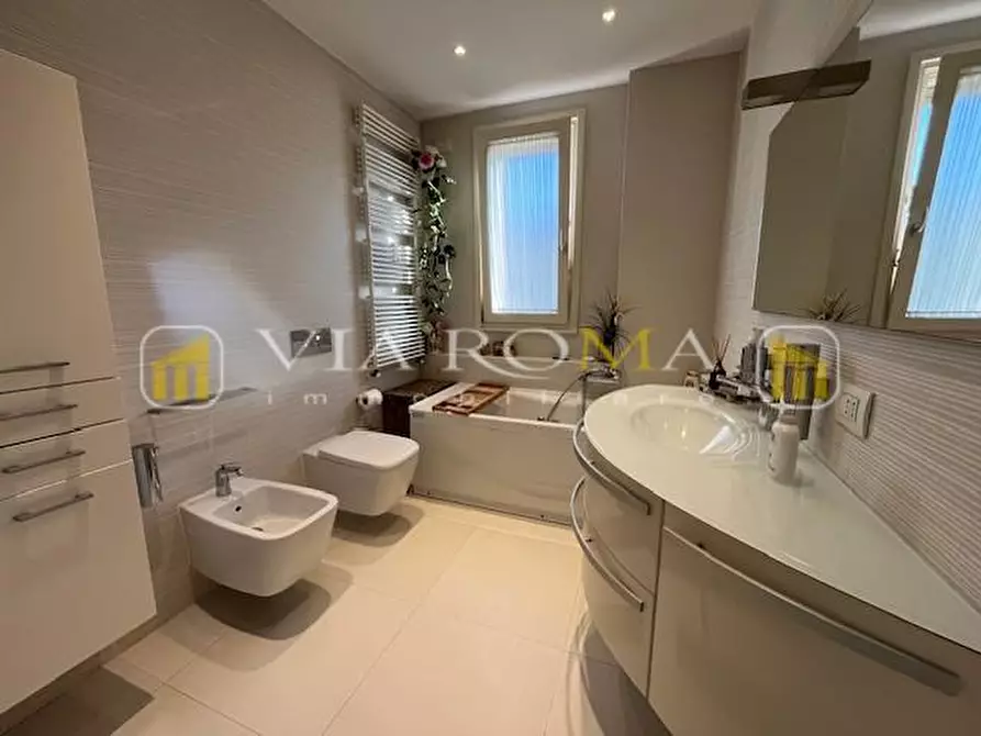 Immagine 13 di Appartamento in vendita  a Lucca