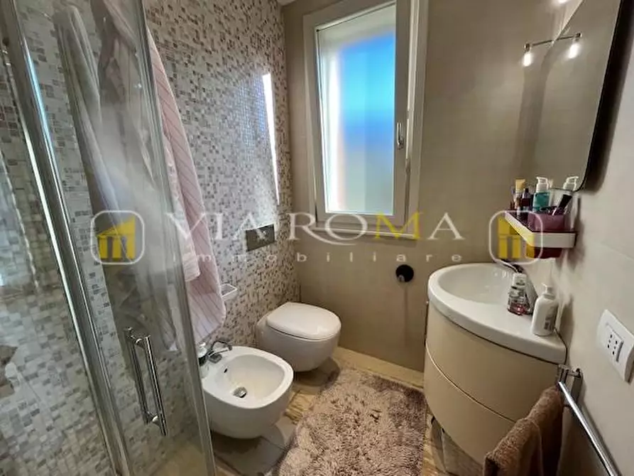 Immagine 18 di Appartamento in vendita  a Lucca