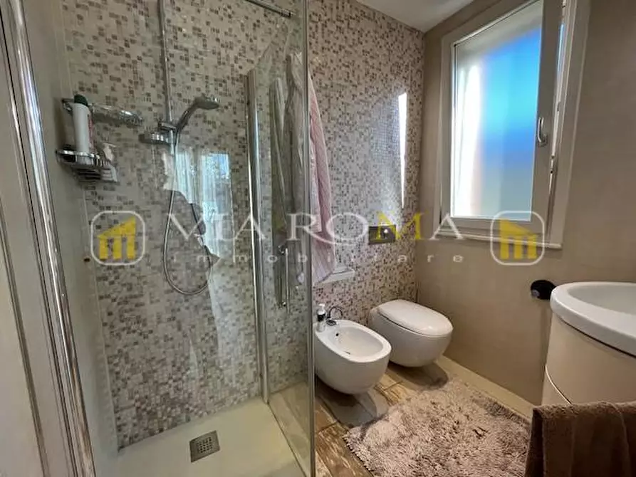 Immagine 17 di Appartamento in vendita  a Lucca