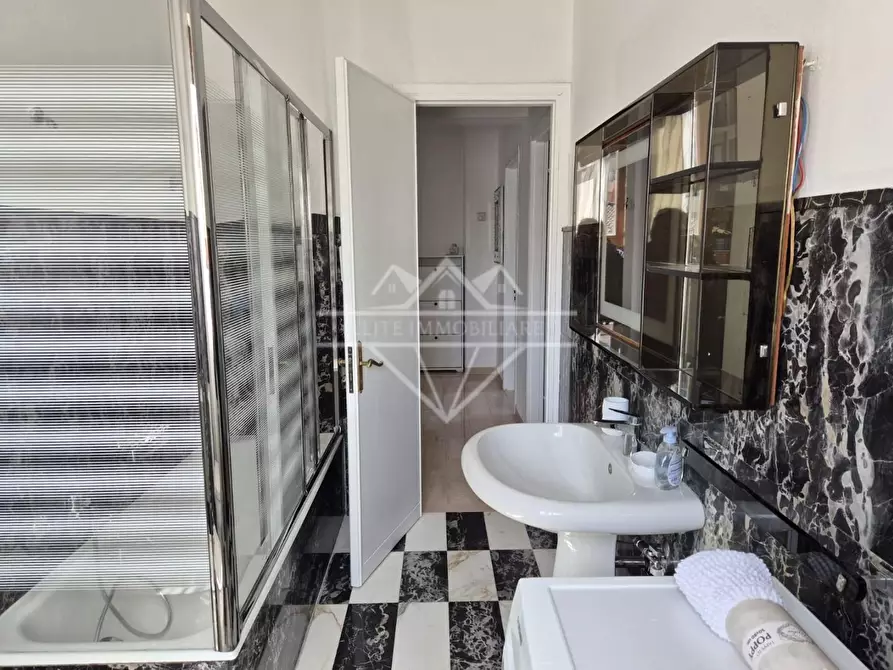 Immagine 5 di Appartamento in affitto  a Carrara