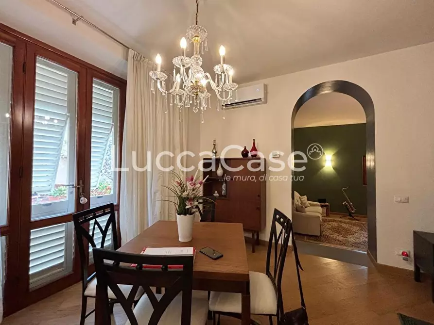 Immagine 2 di Appartamento in vendita  a Lucca