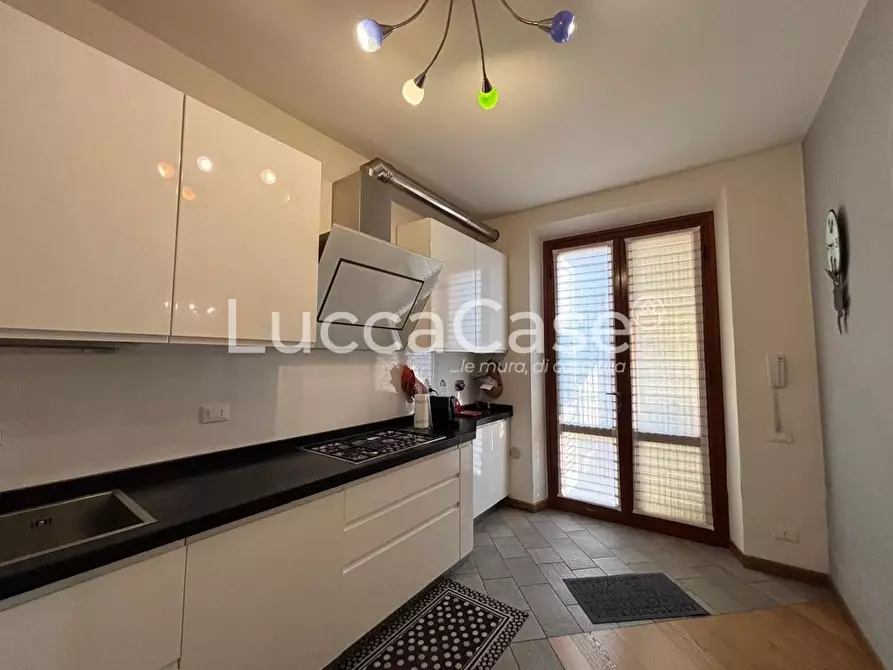 Immagine 12 di Appartamento in vendita  a Lucca