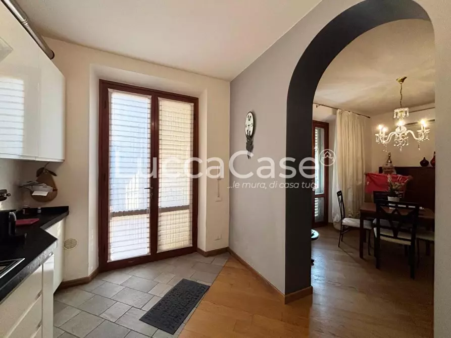 Immagine 11 di Appartamento in vendita  a Lucca