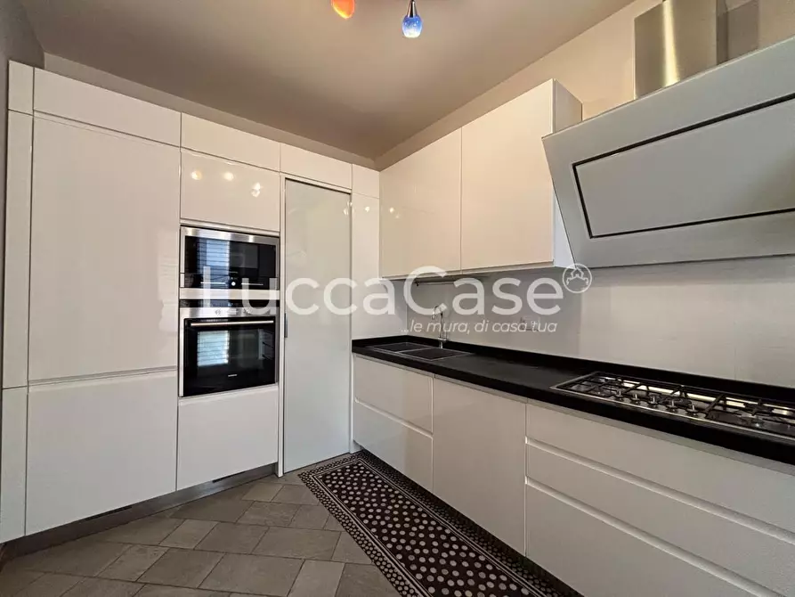 Immagine 13 di Appartamento in vendita  a Lucca