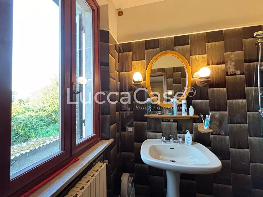 Immagine 25 di Appartamento in vendita  a Lucca