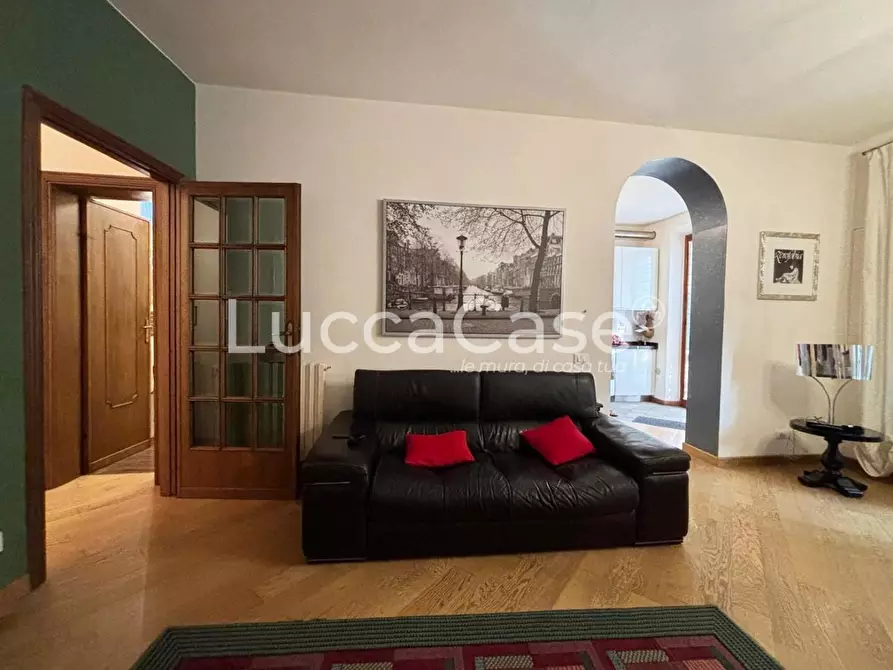 Immagine 5 di Appartamento in vendita  a Lucca