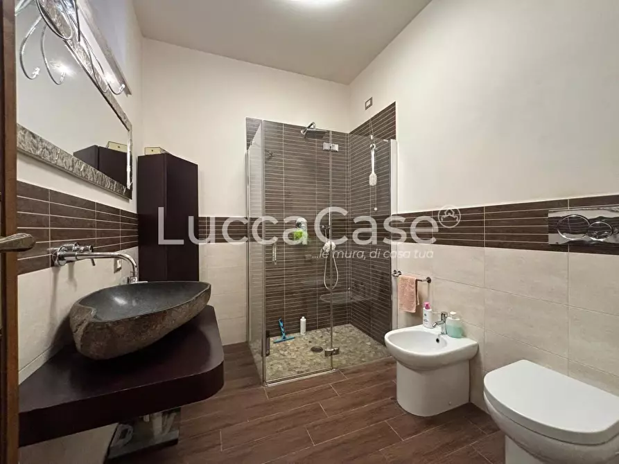 Immagine 30 di Appartamento in vendita  a Lucca