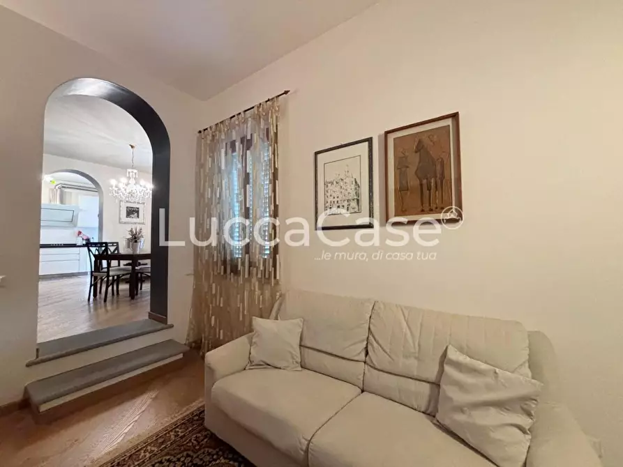 Immagine 9 di Appartamento in vendita  a Lucca