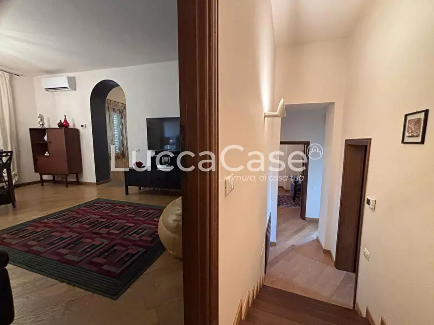 Immagine 17 di Appartamento in vendita  a Lucca