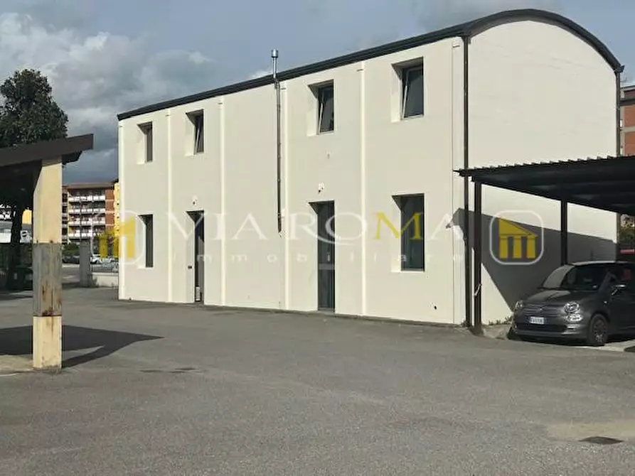 Immagine 17 di Ufficio in vendita  a Lucca