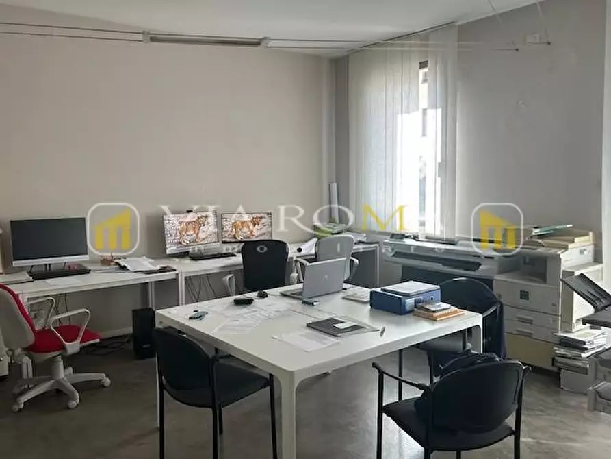 Immagine 4 di Ufficio in vendita  a Lucca