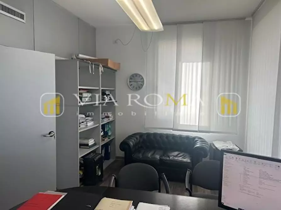 Immagine 2 di Ufficio in vendita  a Lucca