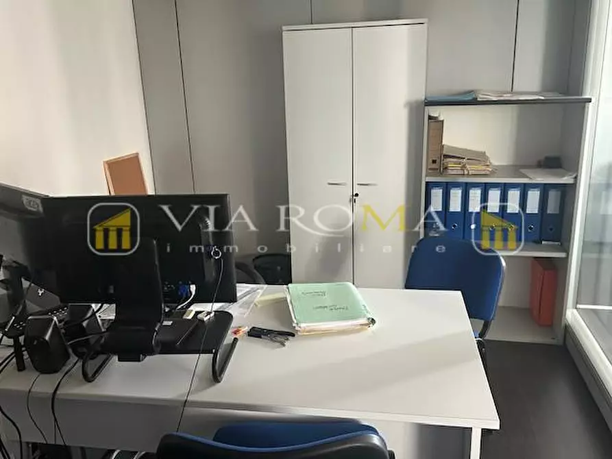 Immagine 10 di Ufficio in vendita  a Lucca