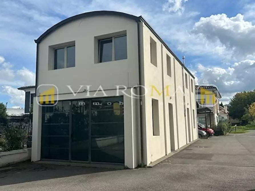 Immagine 14 di Ufficio in vendita  a Lucca