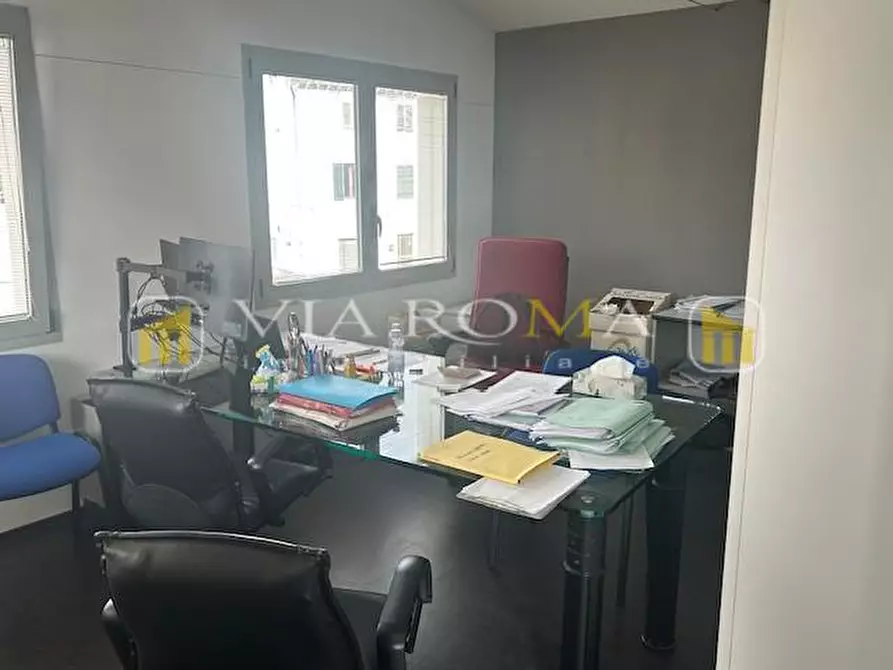 Immagine 11 di Ufficio in vendita  a Lucca