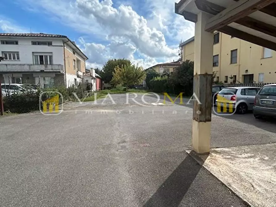 Immagine 16 di Ufficio in vendita  a Lucca