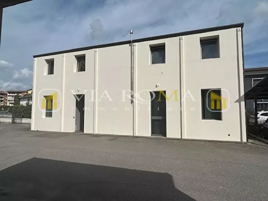 Immagine 15 di Ufficio in vendita  a Lucca