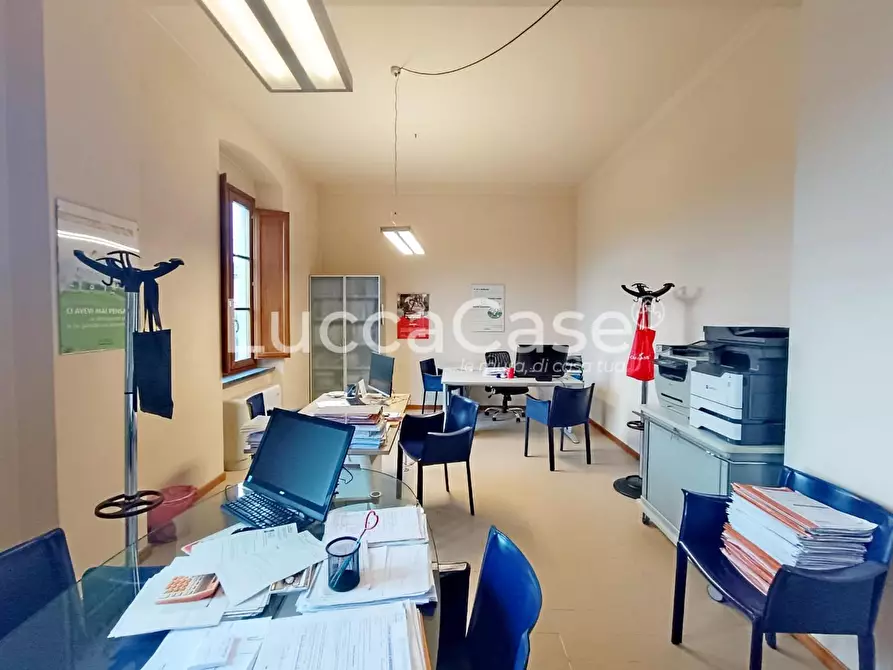 Immagine 11 di Ufficio in vendita  a Lucca
