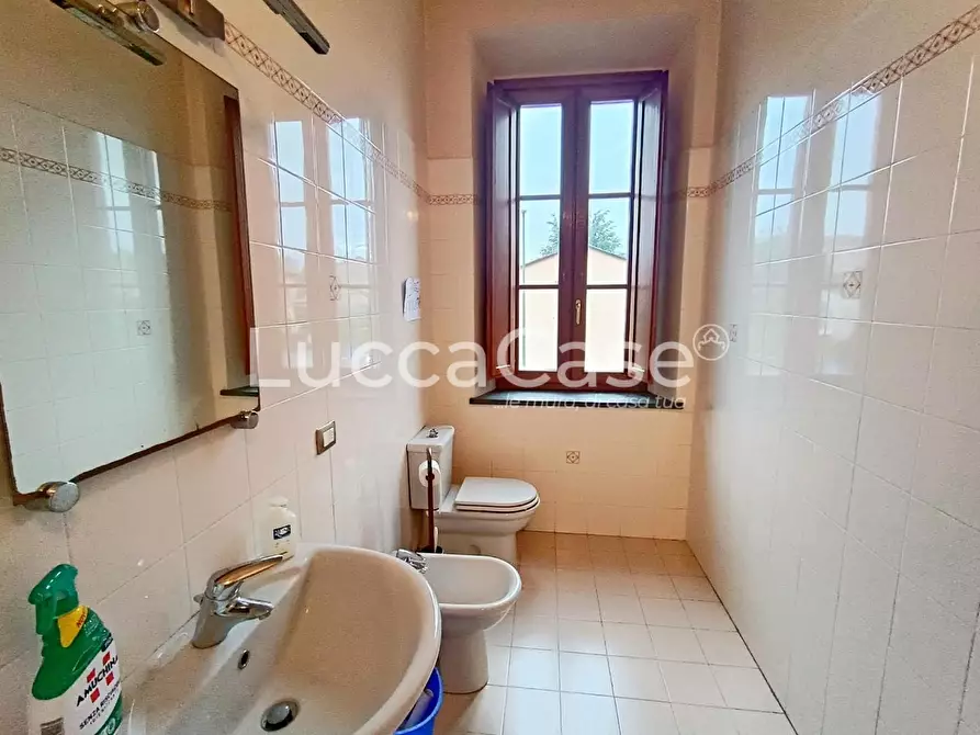 Immagine 14 di Ufficio in vendita  a Lucca