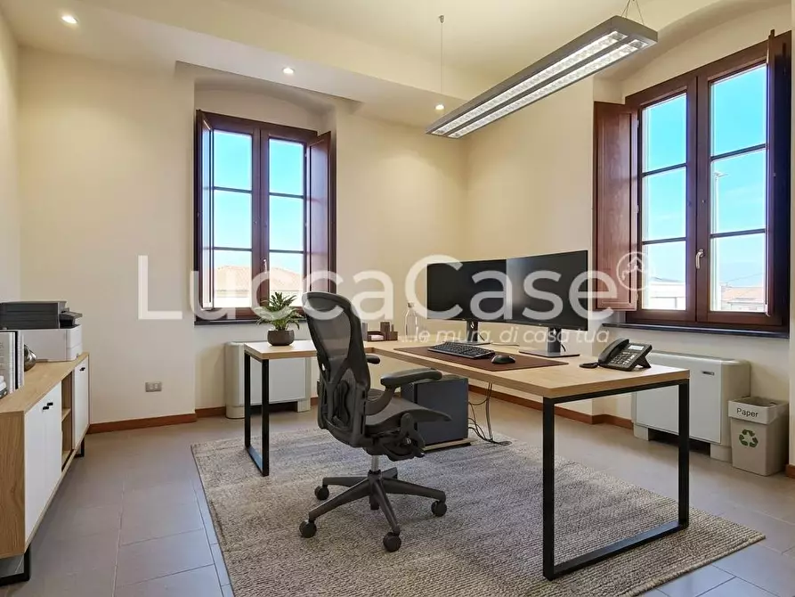 Immagine 1 di Ufficio in vendita  a Lucca