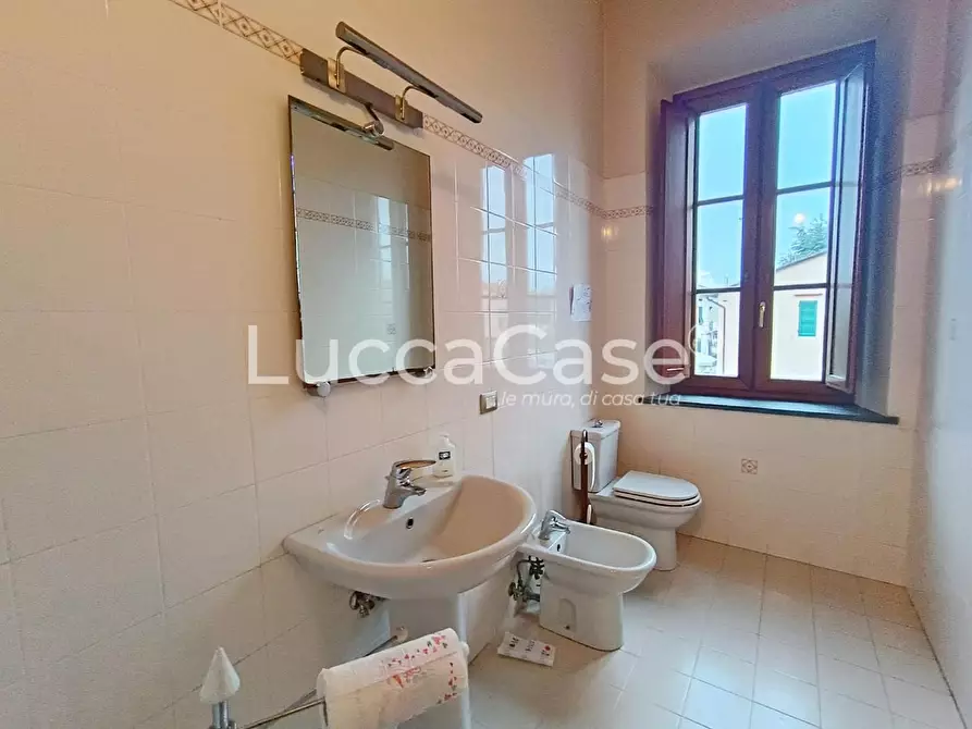 Immagine 13 di Ufficio in vendita  a Lucca