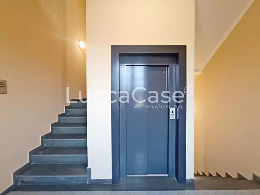 Immagine 16 di Ufficio in vendita  a Lucca