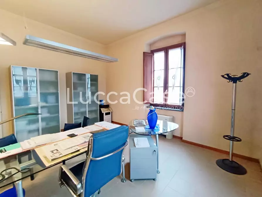 Immagine 4 di Ufficio in vendita  a Lucca