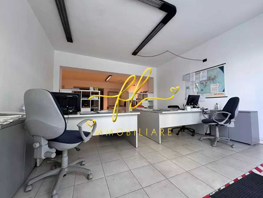 Immagine 3 di Ufficio in vendita  a Livorno