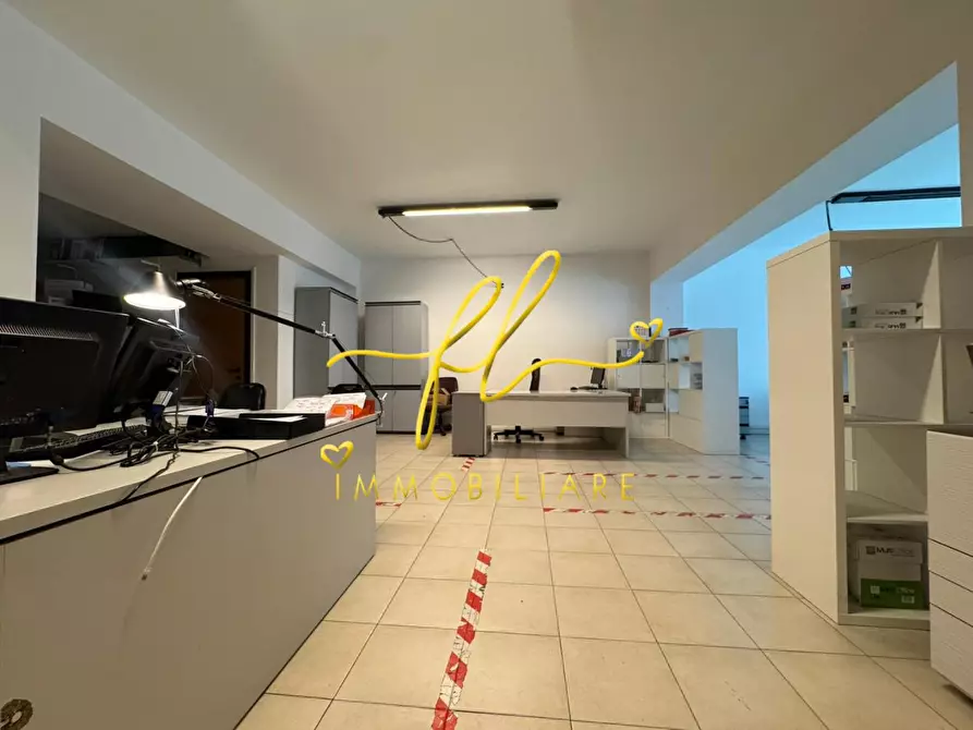 Immagine 6 di Ufficio in vendita  a Livorno