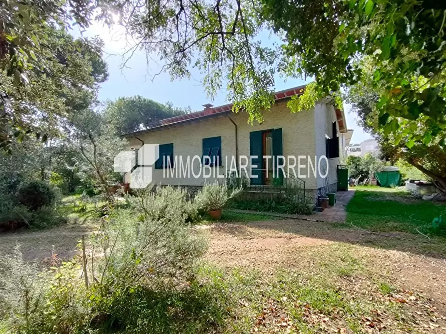 Immagine 3 di Villa in vendita  a Massa