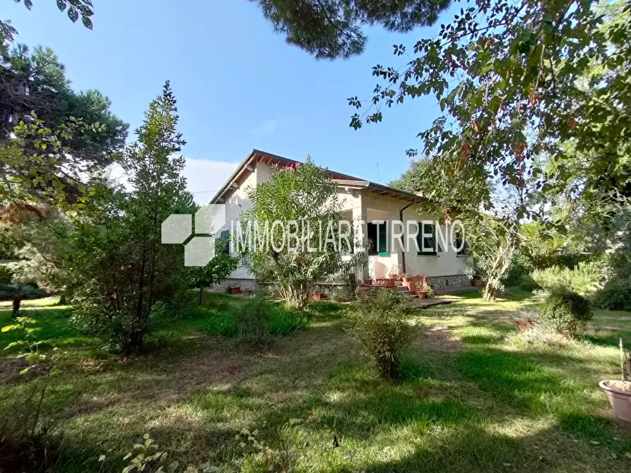 Immagine 1 di Villa in vendita  a Massa
