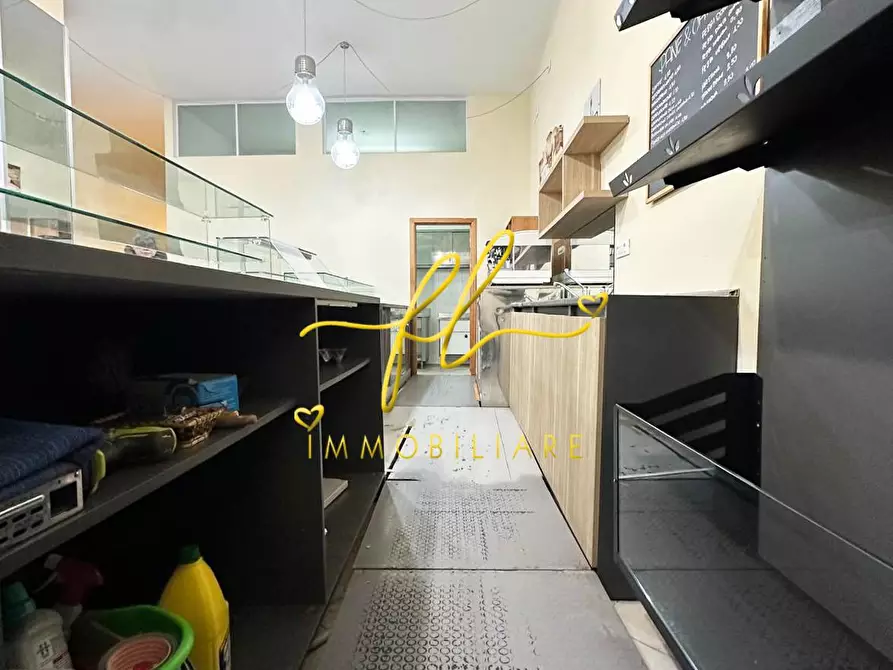 Immagine 4 di Locale commerciale in vendita  a Cecina